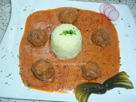 Cufte s rižom punjene mocarelom u paradajz sosu