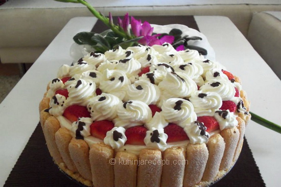 Tiramisu torta s jagodama voćna poslastica