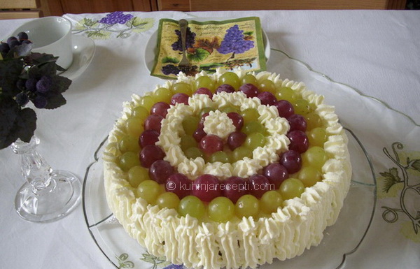 Sladoled torta s belom čokoladom i grožđem
