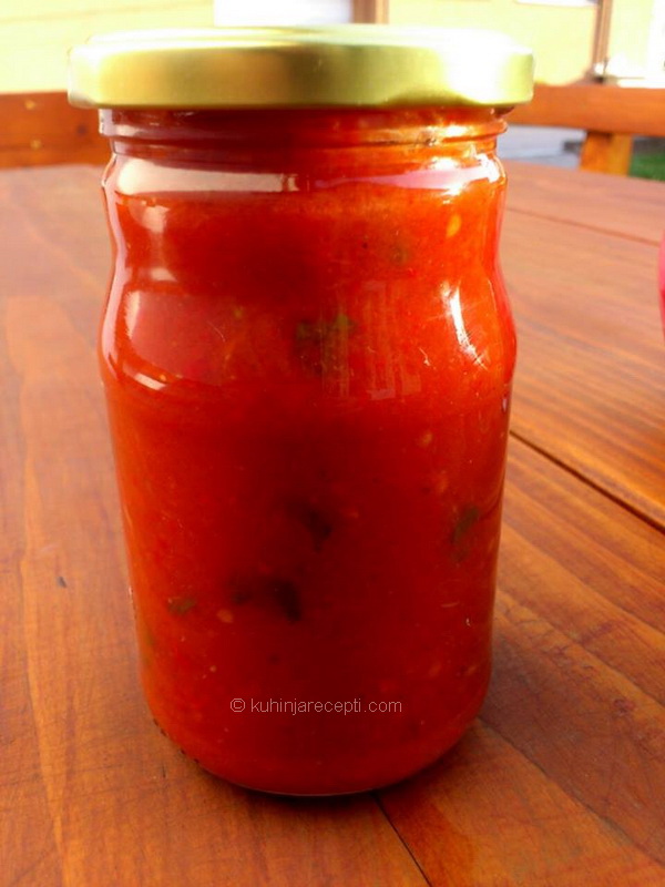 Sos za tjesteninu od paradajza, crvene paprike, bijelog luka i bosiljka