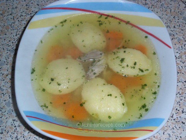 Domaća pileća supa s griz knedlama
