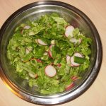 Prolećna salata od rotkvice, mladog luka i zelene salate