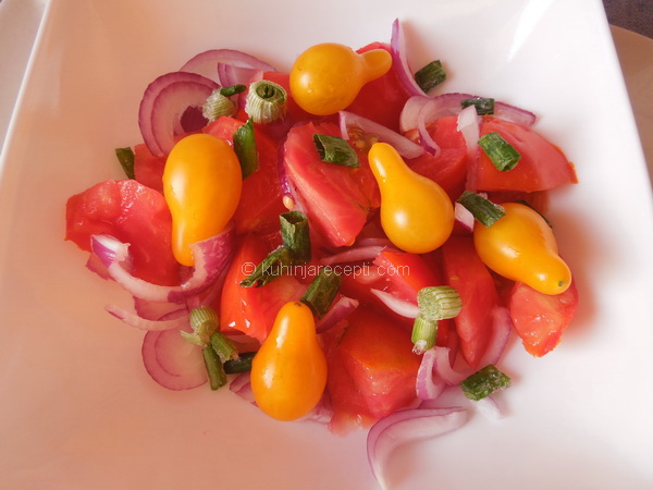 Salata s dve sorte paradajza i luka
