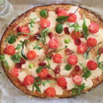 Lažna pizza na podlozi od cvjetače sa suhim ili svježim rajčicama
