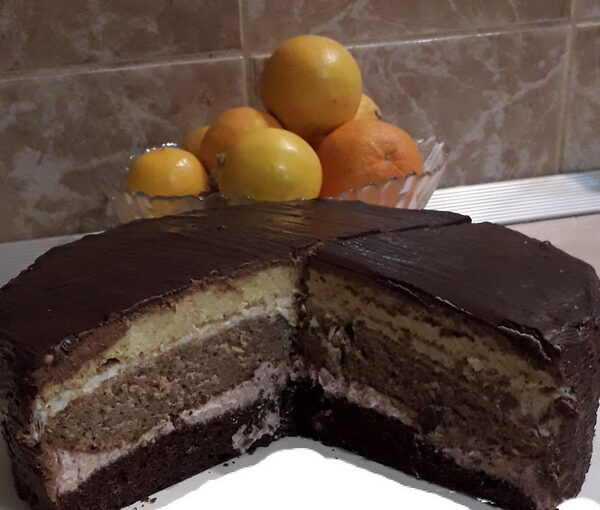 Čokoladna torta s tri kreme
