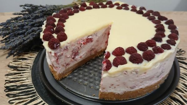 Cheesecake sa malinama i belom čokoladom